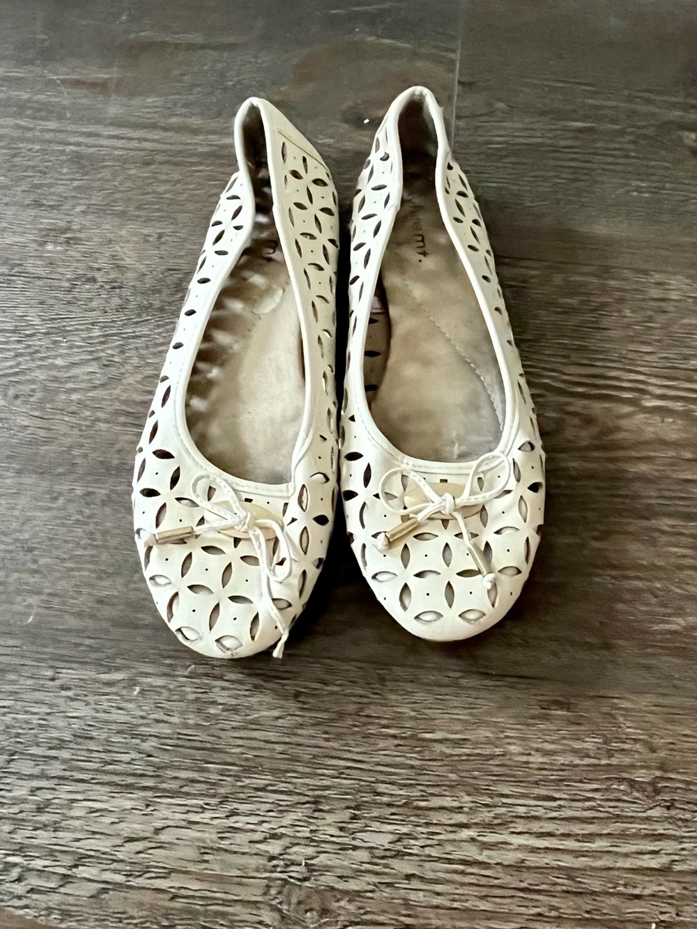 WHIT Cream Laser-Cut Bow Detail Ballet Flats - Picture 5 of 12